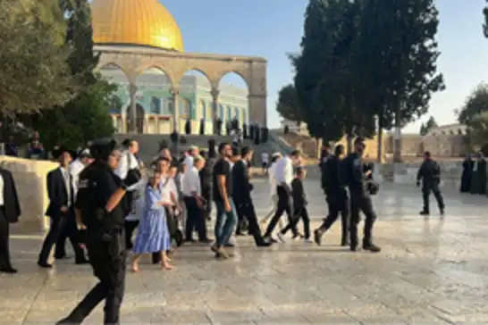 İşgalci yerleşimciler Sukkot'un yedinci gününde Mescid-i Aksa'ya baskın düzenledi