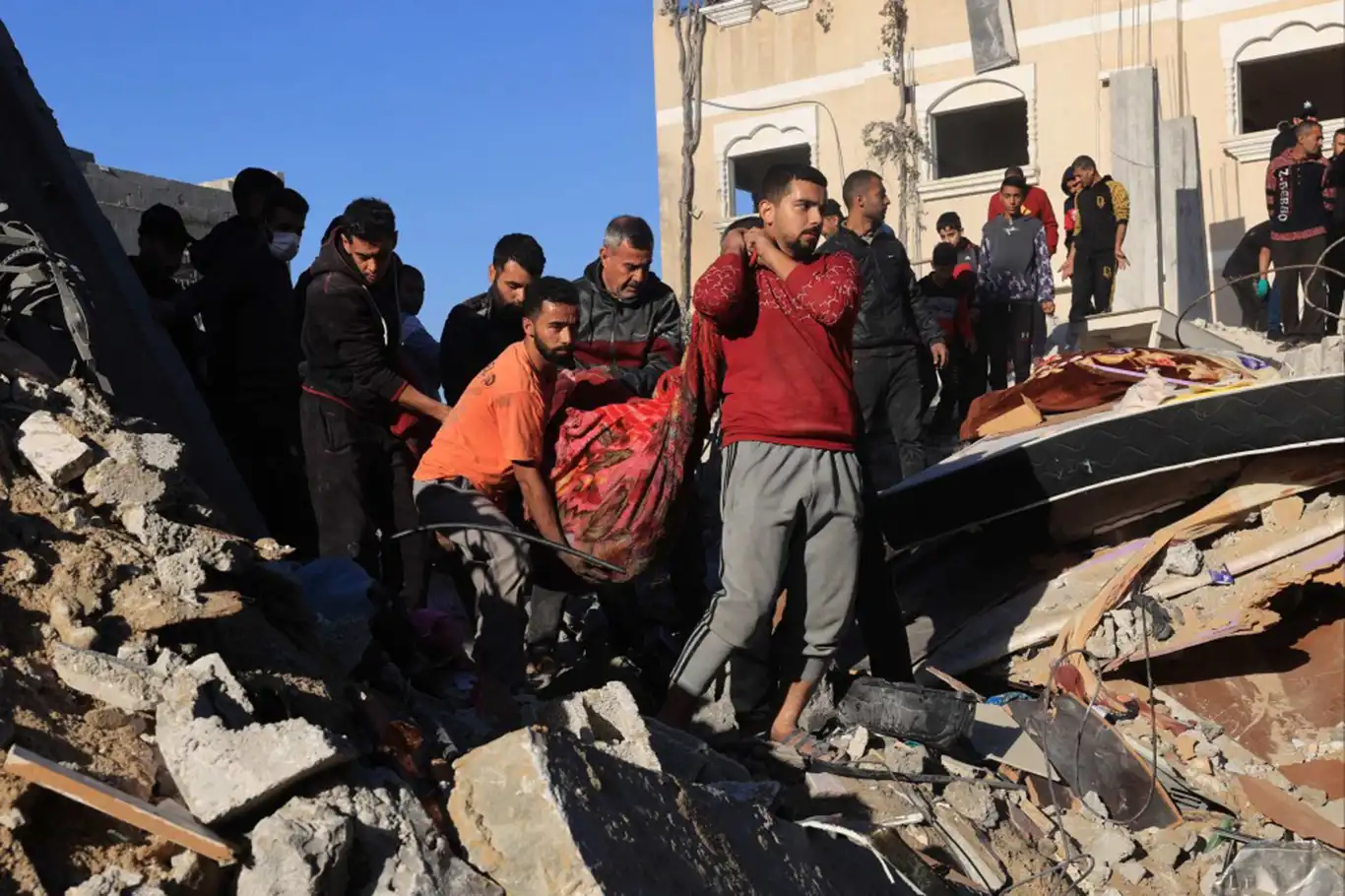 Gazze'de enkazlardan 60 şehidin daha naaşına ulaşıldı Gazze'de enkazlardan 60 şehidin daha naaşına ulaşıldı