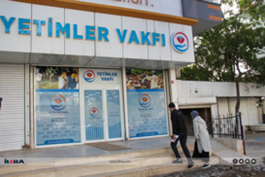 Ji bûk û zavayê nû mînakek xweş: Wan zêrên xwe yên dawetê bexşandin Xezzeyê