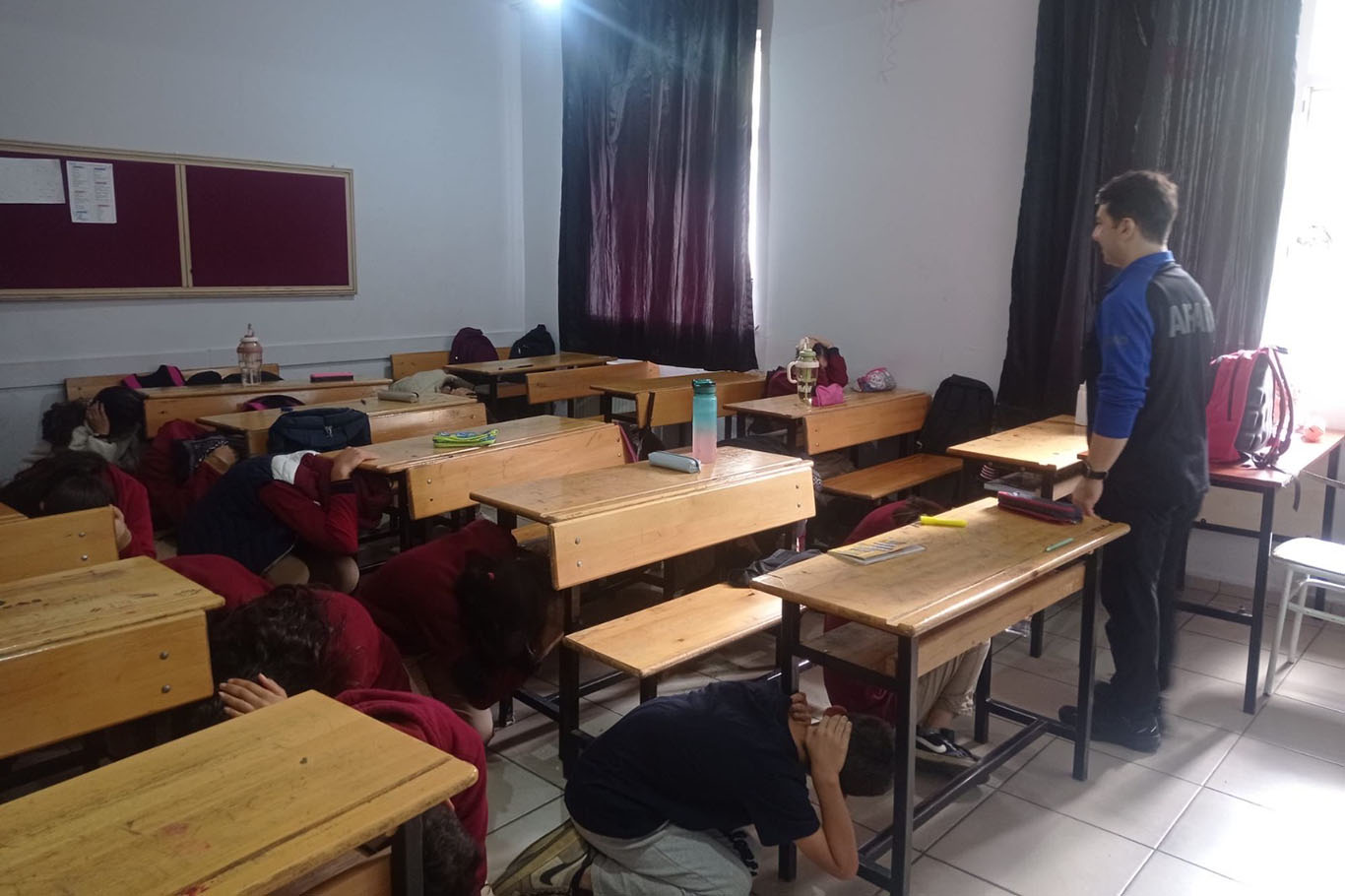 Okullarda eş zamanlı güvenli tahliye tatbikatı gerçekleştirildi Okullarda eş zamanlı güvenli tahliye tatbikatı gerçekleştirildi