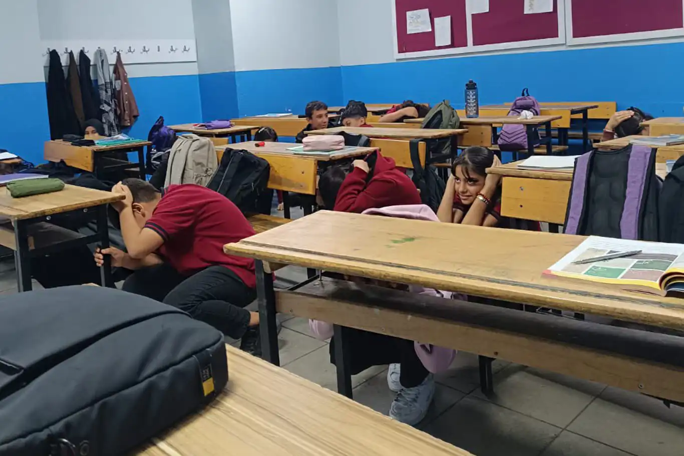 Okullarda eş zamanlı güvenli tahliye tatbikatı gerçekleştirildi Okullarda eş zamanlı güvenli tahliye tatbikatı gerçekleştirildi