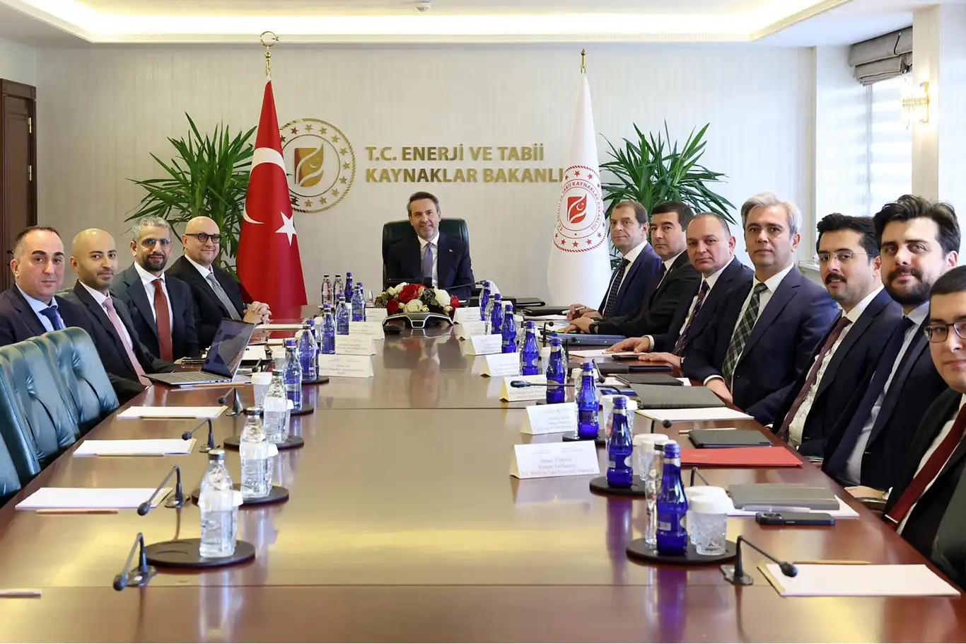 Bakan Bayraktar, BAE'li enerji şirketiyle 1 milyar dolarlık yatırım projesini görüştü Bakan Bayraktar, BAE'li enerji şirketiyle 1 milyar dolarlık yatırım projesini görüştü