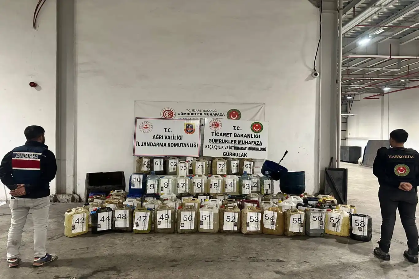 Ağrı'da yapılan operasyonda 1 ton sıvı metamfetamin ele geçirildi Ağrı'da yapılan operasyonda 1 ton sıvı metamfetamin ele geçirildi