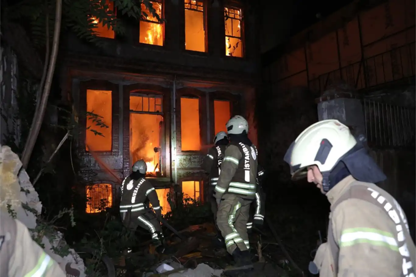 İstanbul’da metruk binada çıkan yangın söndürüldü İstanbul’da metruk binada çıkan yangın söndürüldü