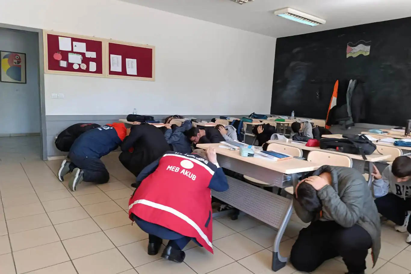 Bingöl’de okullarda afet farkındalık eğitimi verildi Bingöl’de okullarda afet farkındalık eğitimi verildi