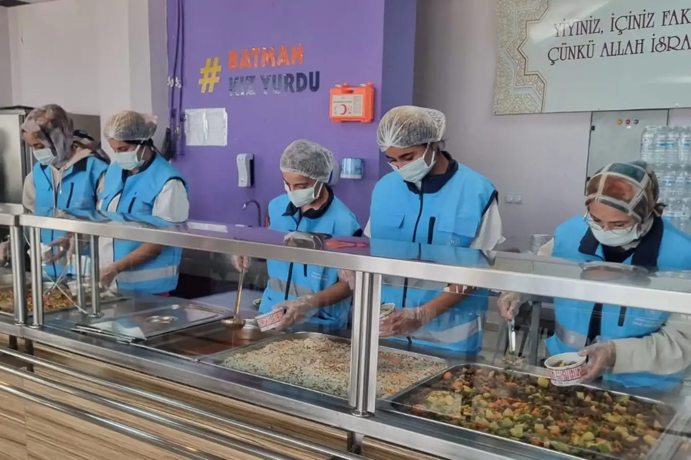 İhtiyaç sahiplerine sıcak yemek desteği İhtiyaç sahiplerine sıcak yemek desteği