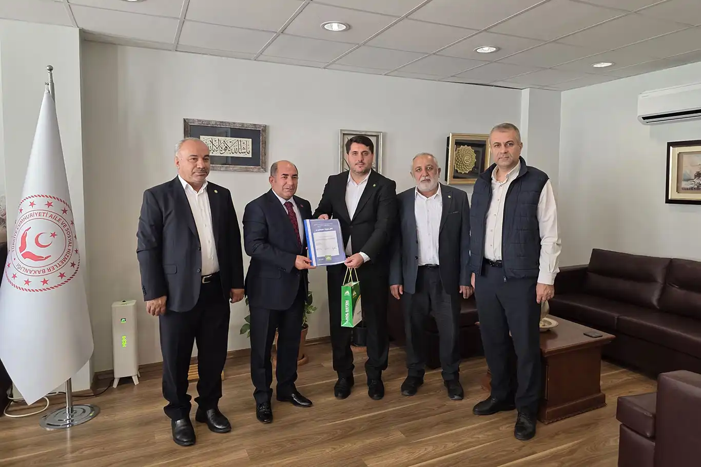 HÜDA PAR Antalya'dan Aile ve Sosyal Politikalar Müdürlüğüne 'kanun teklifi' ziyareti HÜDA PAR Antalya'dan Aile ve Sosyal Politikalar Müdürlüğüne 'kanun teklifi' ziyareti