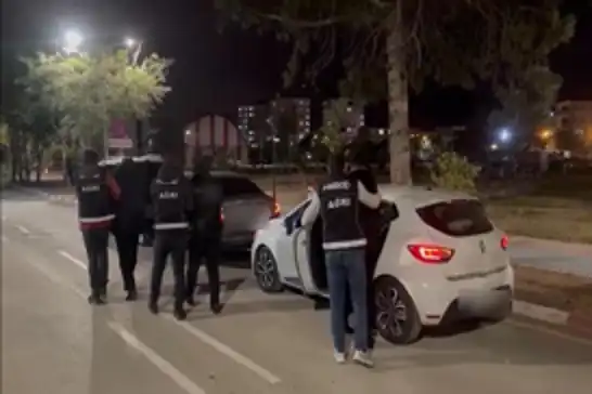 Ağrı'da yaklaşık 52 kilogram uyuşturucu ele geçirildi, 5 kişi tutuklandı