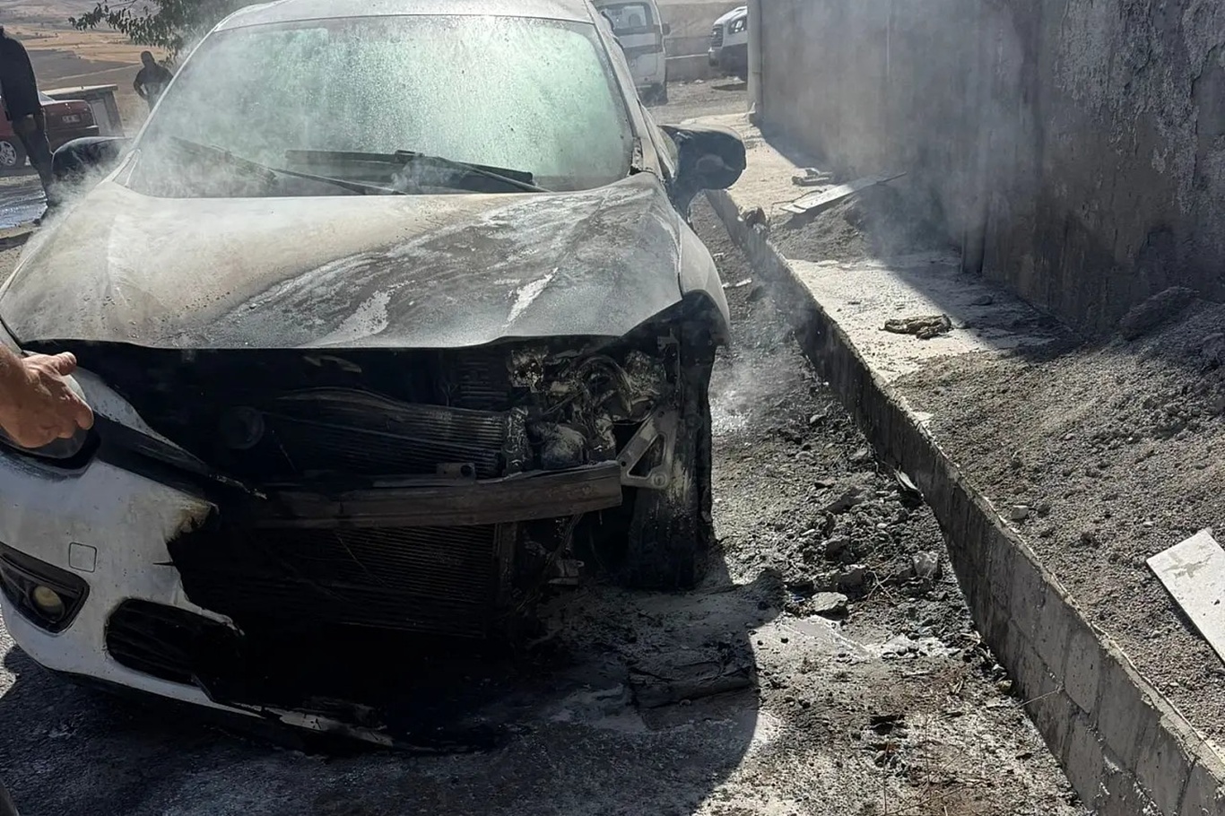 Park halindeki otomobilde yangın: Araç kullanılamaz hale geldi Park halindeki otomobilde yangın: Araç kullanılamaz hale geldi