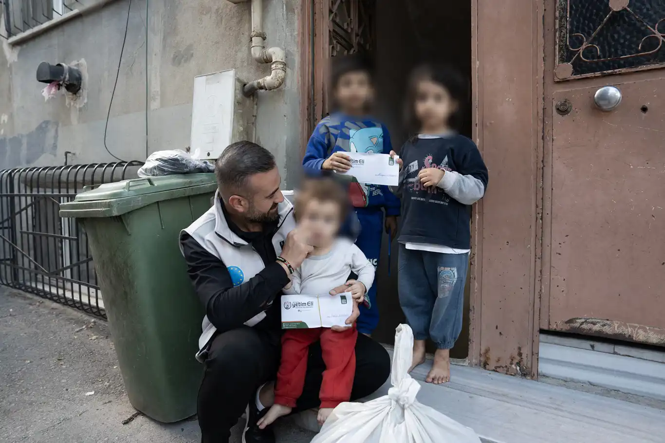 Avrupa Yetim Eli'nden Bursa'da gıda ve nakdi yardım Avrupa Yetim Eli'nden Bursa'da gıda ve nakdi yardım