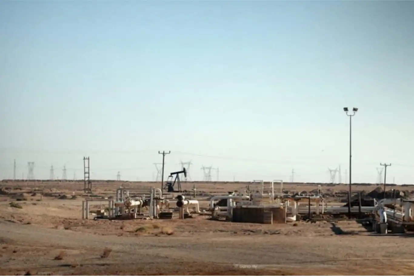 Deyrizor’da petrol tesisi görevlilerine saldırı: 4 ölü 9 yaralı Deyrizor’da petrol tesisi görevlilerine saldırı: 4 ölü 9 yaralı