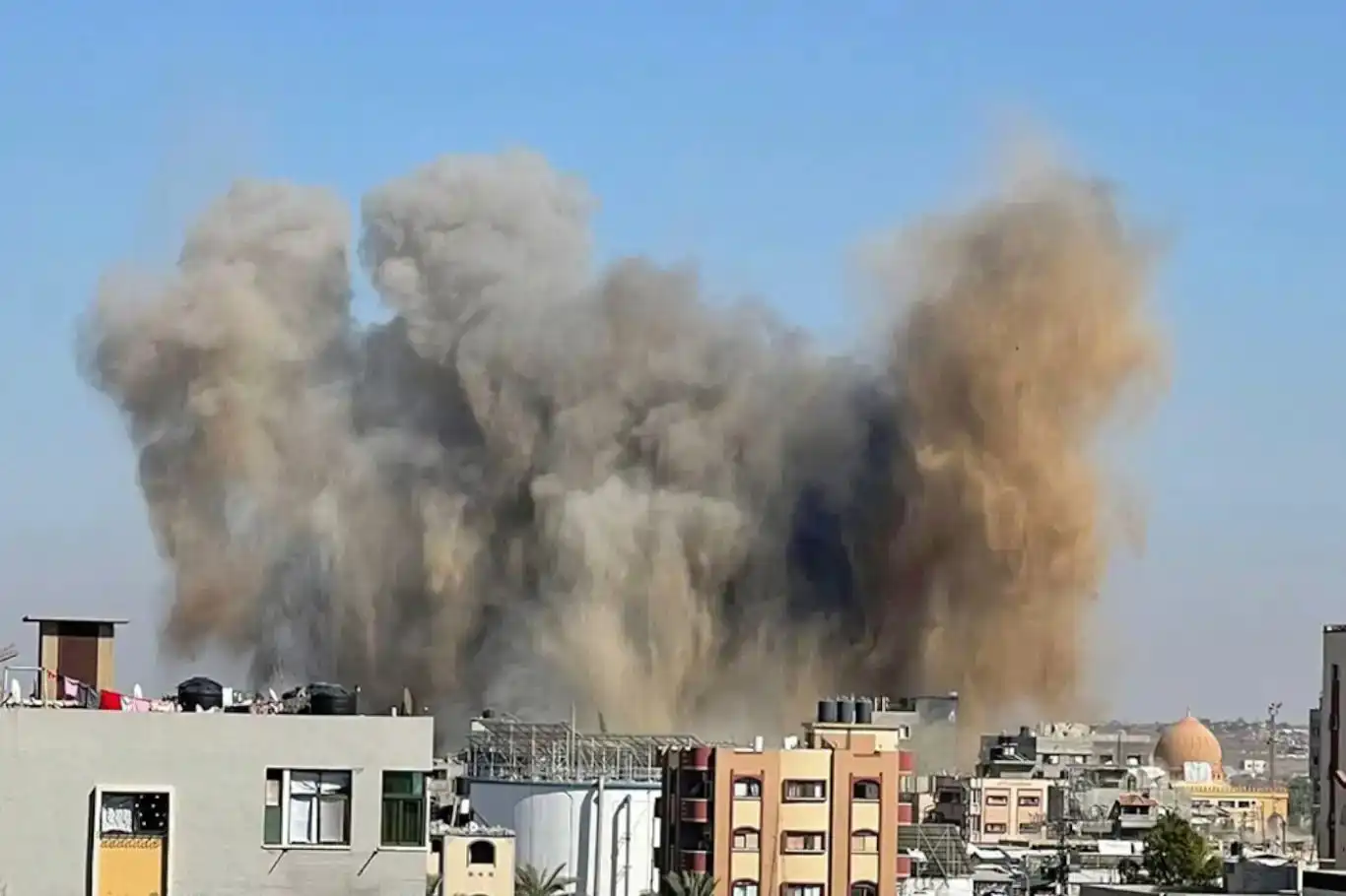 غزة..استشهاد فلسطينيَين وإصابة آخرين في غارات صهيونية على خان يونس غزة..استشهاد فلسطينيَين وإصابة آخرين في غارات صهيونية على خان يونس