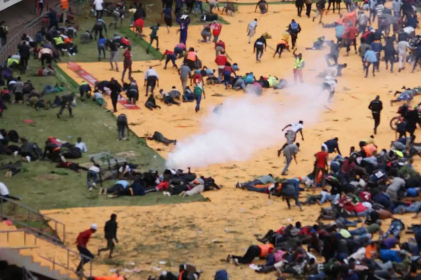 Kenya'da eski Başbakan Odinga'nın cenaze törenine polis müdahalesi: 4 ölü Kenya'da eski Başbakan Odinga'nın cenaze törenine polis müdahalesi: 4 ölü