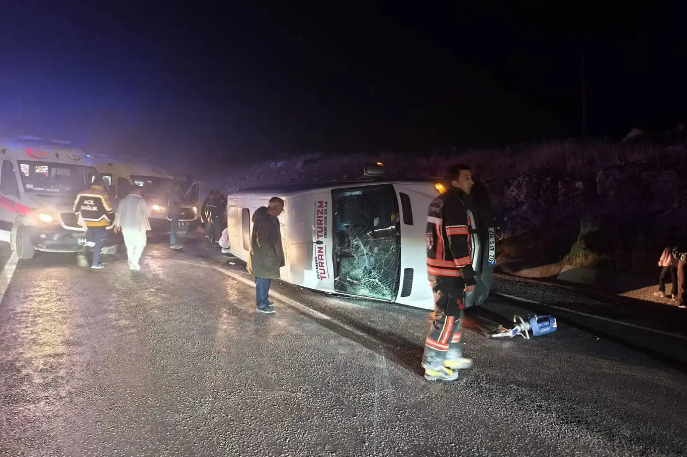 Öğrencileri taşıyan minibüs başka bir araçla çarpıştı: 1'i ağır 14 yaralı Öğrencileri taşıyan minibüs başka bir araçla çarpıştı: 1'i ağır 14 yaralı