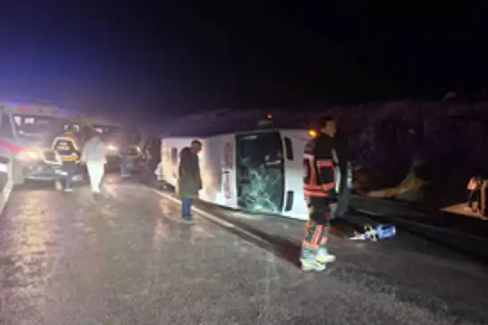 Öğrencileri taşıyan minibüs başka bir araçla çarpıştı: 1'i ağır 14 yaralı