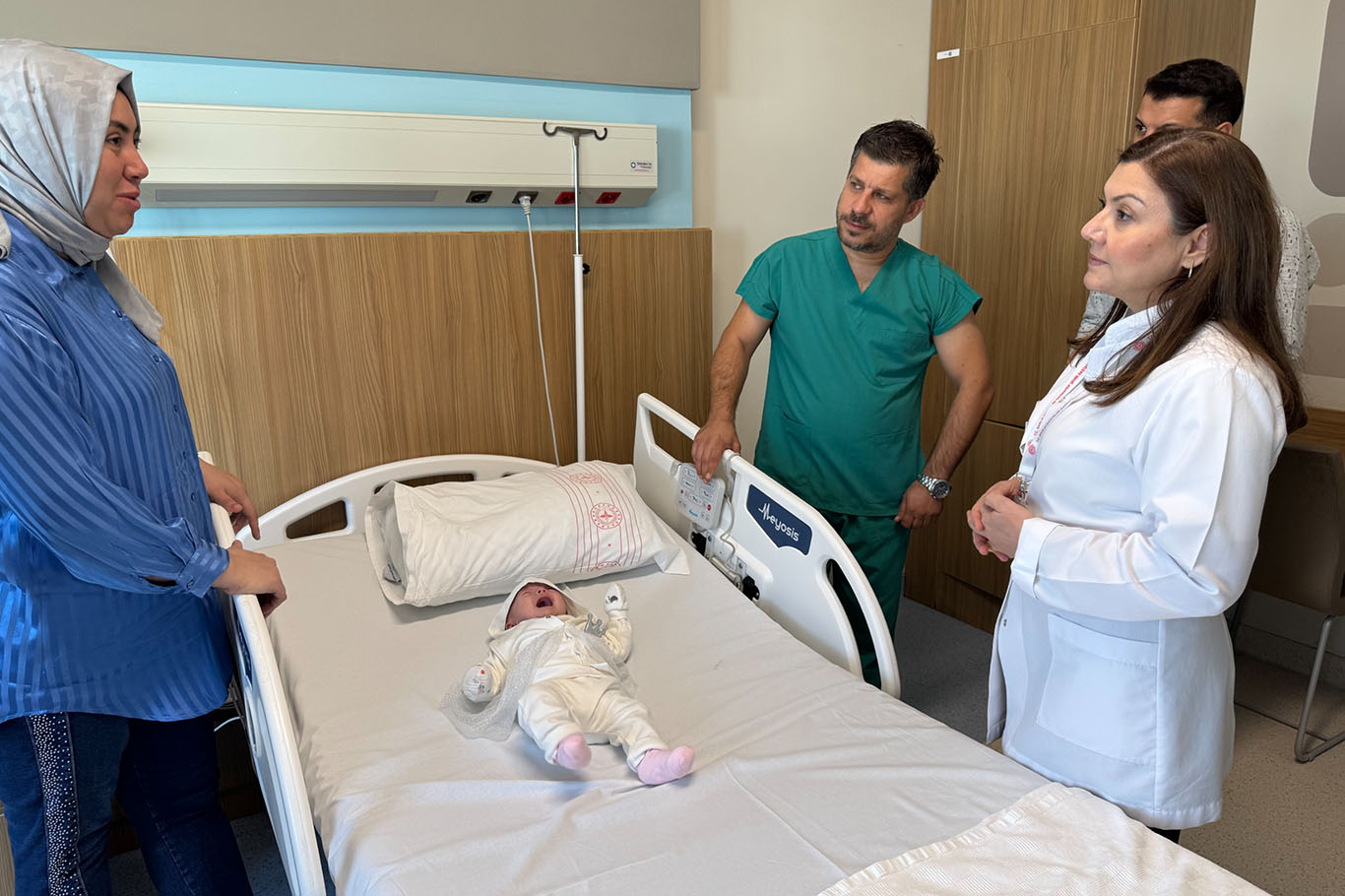 Kalbi göğüs kafesi dışında doğan bebek tedavi edildi Kalbi göğüs kafesi dışında doğan bebek tedavi edildi
