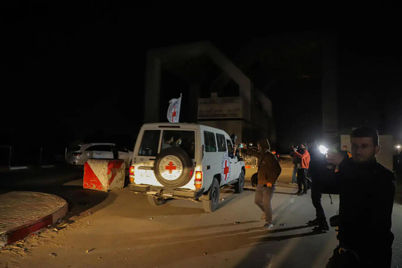 Kassam Tugayları bir siyonist esirin daha cesedini teslim etti Kassam Tugayları bir siyonist esirin daha cesedini teslim etti
