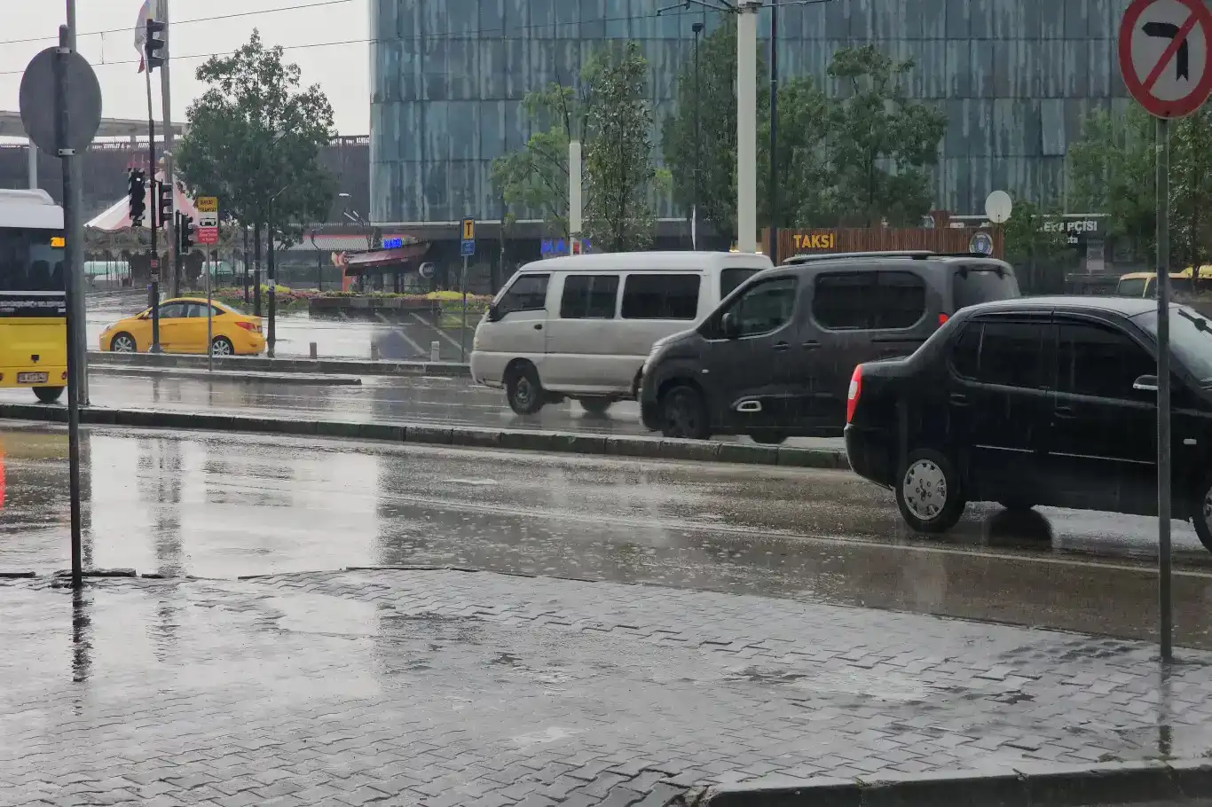 Batı ve kuzeybatı bölgelerde sağanak, Karadeniz'de sis bekleniyor Batı ve kuzeybatı bölgelerde sağanak, Karadeniz'de sis bekleniyor