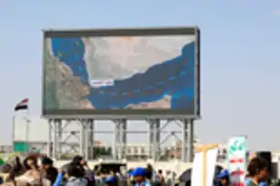 احتراق سفينة قبالة سواحل اليمن بعد استهدافها بمقذوف في خليج عدن