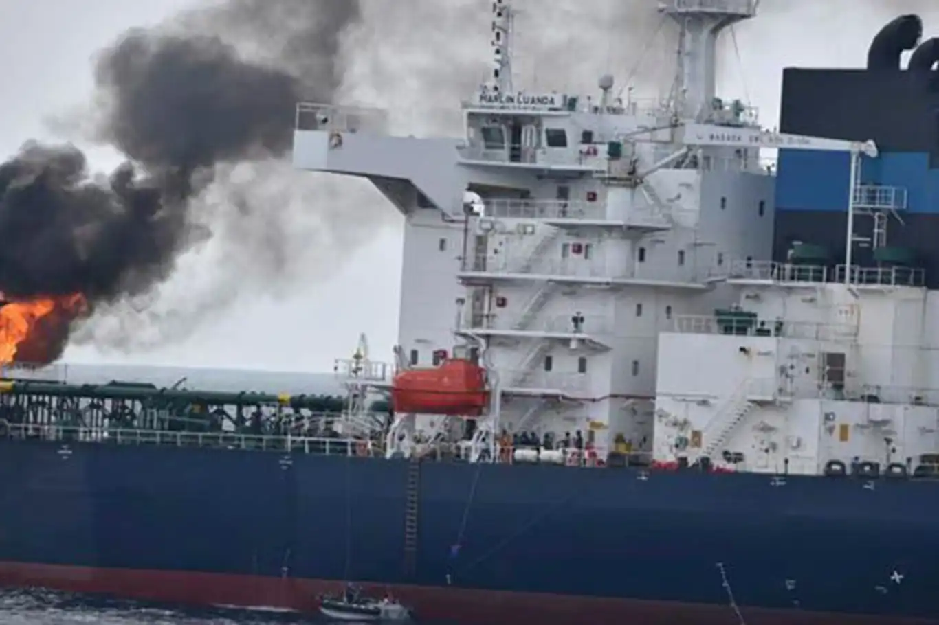 Yemen açıklarında bir tankerde patlama Yemen açıklarında bir tankerde patlama