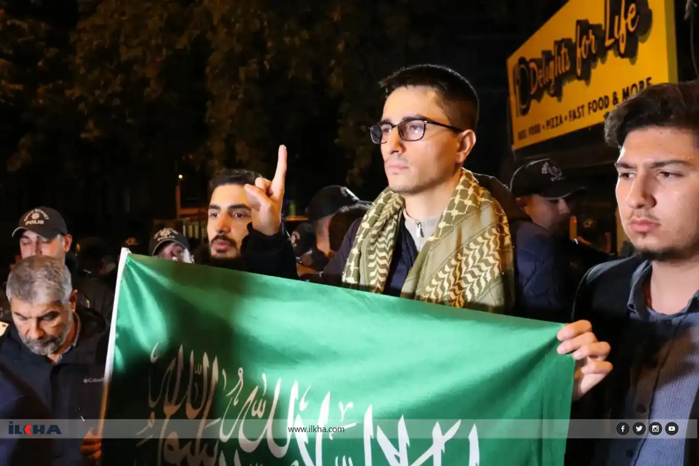 تركيا..مواطنون يحتجون أمام مقرّ فعالية مسيئة للحجاب في أنقرة تركيا..مواطنون يحتجون أمام مقرّ فعالية مسيئة للحجاب في أنقرة