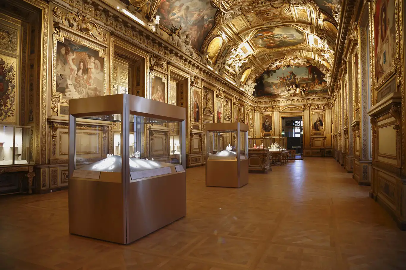 Fransa'daki Louvre Müzesi'nden tarihi mücevherler çalındı Fransa'daki Louvre Müzesi'nden tarihi mücevherler çalındı