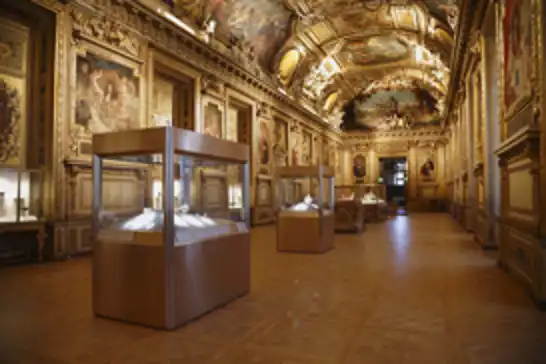 Fransa'daki Louvre Müzesi'nden tarihi mücevherler çalındı