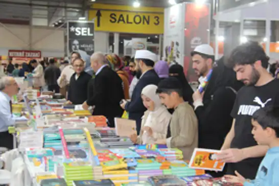 Diyarbakır Kitap Fuarı 2'nci gününde de yoğun ilgi görüyor