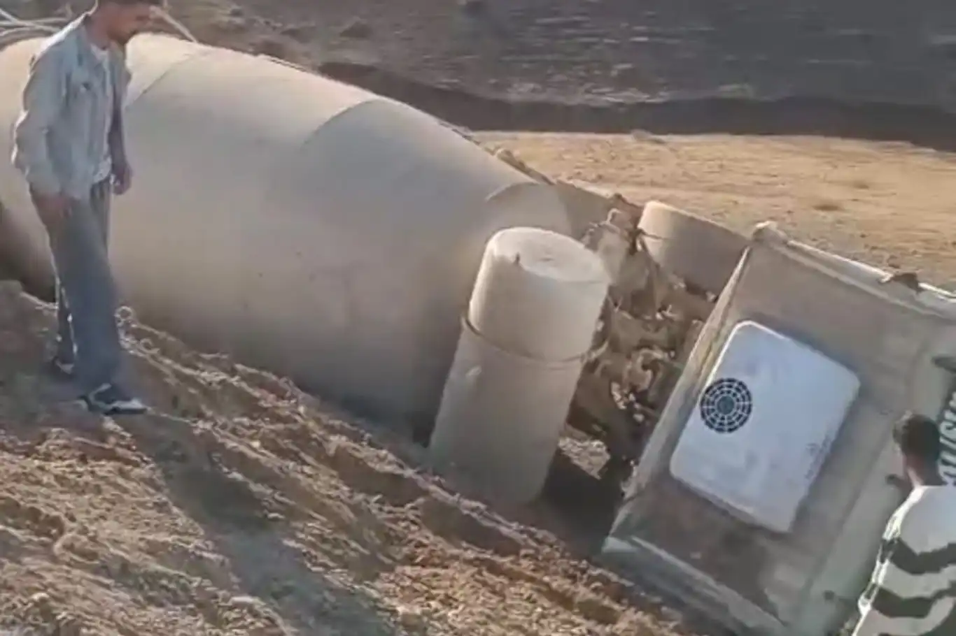 Batman'da beton mikseri devrildi: Bir yaralı Batman'da beton mikseri devrildi: Bir yaralı