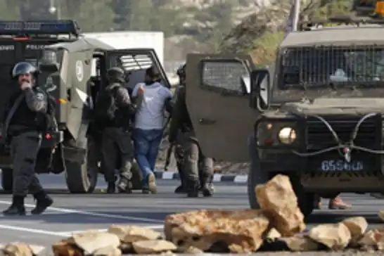 İşgalcilerden Ramallah ve El-Bire'de ev baskınları