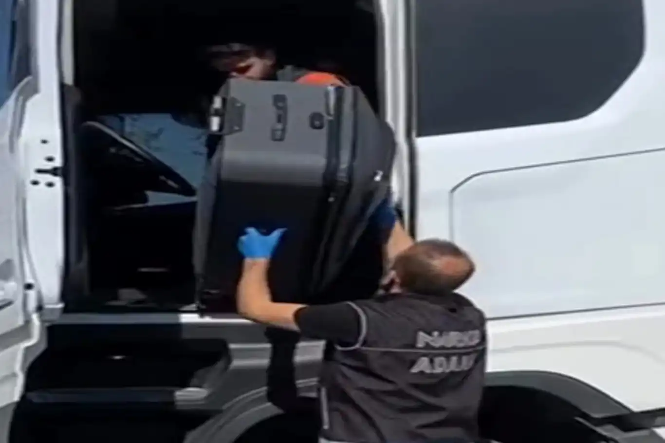 Adana’da 55 kilogram skunk ele geçirildi Adana’da 55 kilogram skunk ele geçirildi