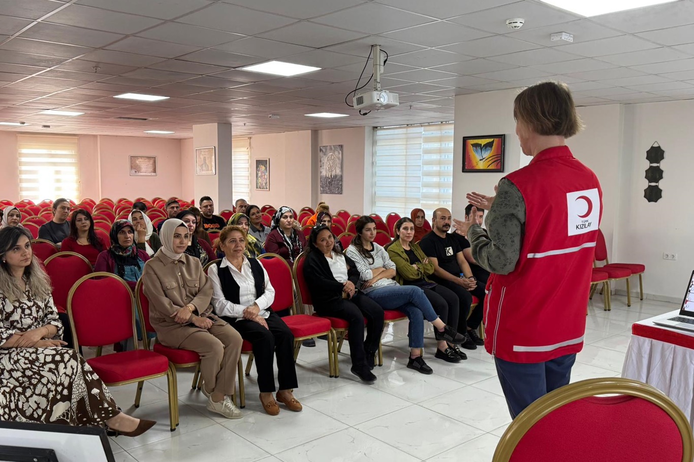 Batman'daki yurt personeline temel ilk yardım eğitimi Batman'daki yurt personeline temel ilk yardım eğitimi