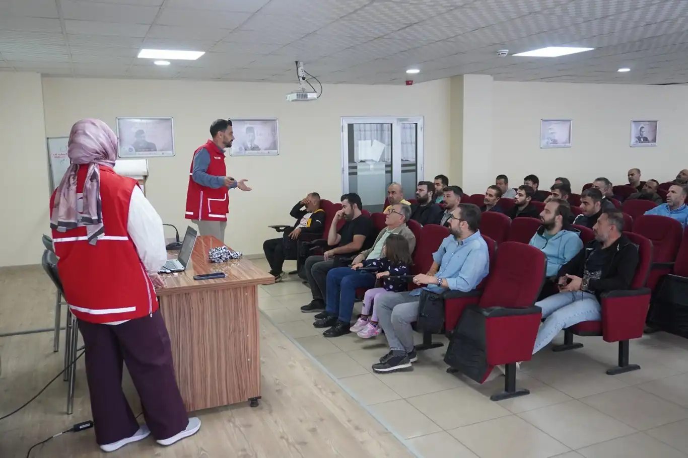Batman'daki yurt personeline temel ilk yardım eğitimi Batman'daki yurt personeline temel ilk yardım eğitimi