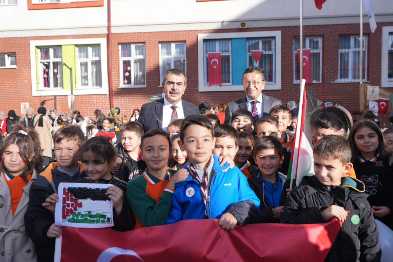 Bakan Tekin, geliri Gazze'ye bağışlanacak "Bir Okul Bin Umut Gazze Kermesi"ne katıldı Bakan Tekin, geliri Gazze'ye bağışlanacak "Bir Okul Bin Umut Gazze Kermesi"ne katıldı