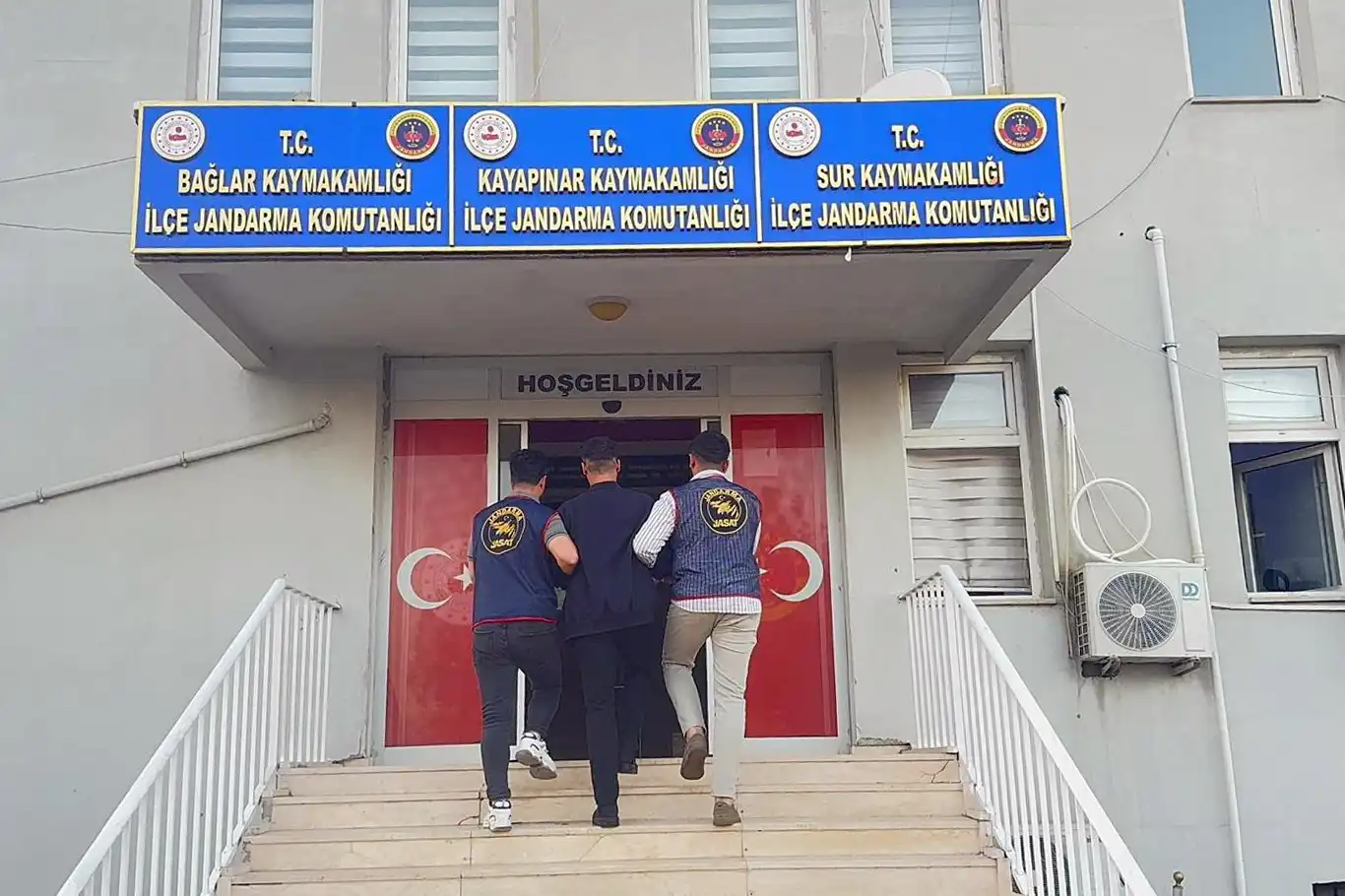 Diyarbakır'da farklı suçlardan aranan 64 kişi yakalandı Diyarbakır'da farklı suçlardan aranan 64 kişi yakalandı