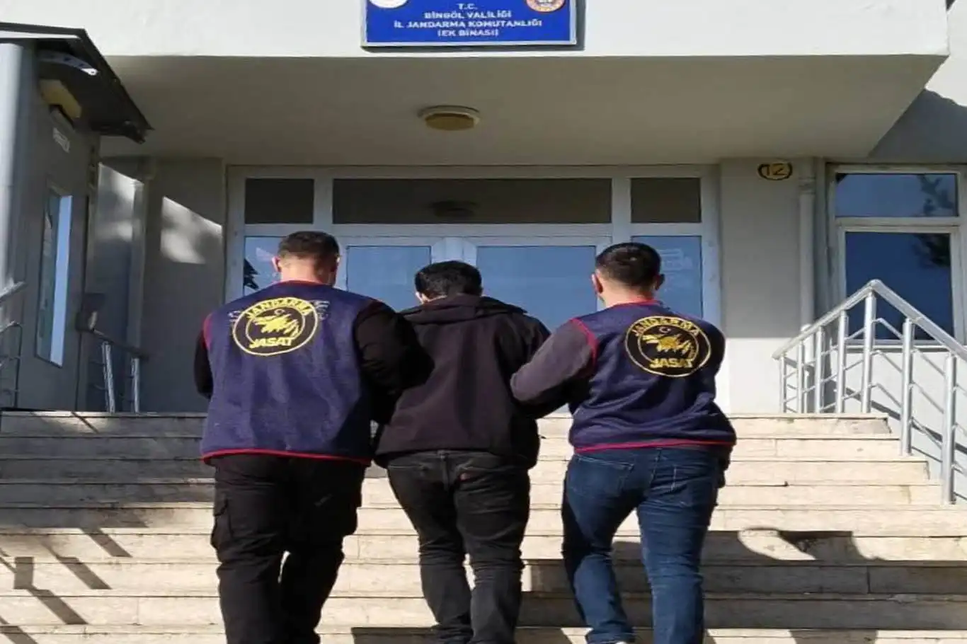Bingöl’de 3 yıldır aranan şahsı yakalandı Bingöl’de 3 yıldır aranan şahsı yakalandı