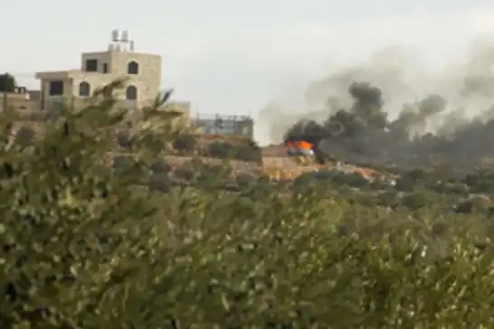 المستوطنون الصهاينة يهاجمون مزارعين فلسطينيين أثناء قطف الزيتون شمال رام الله