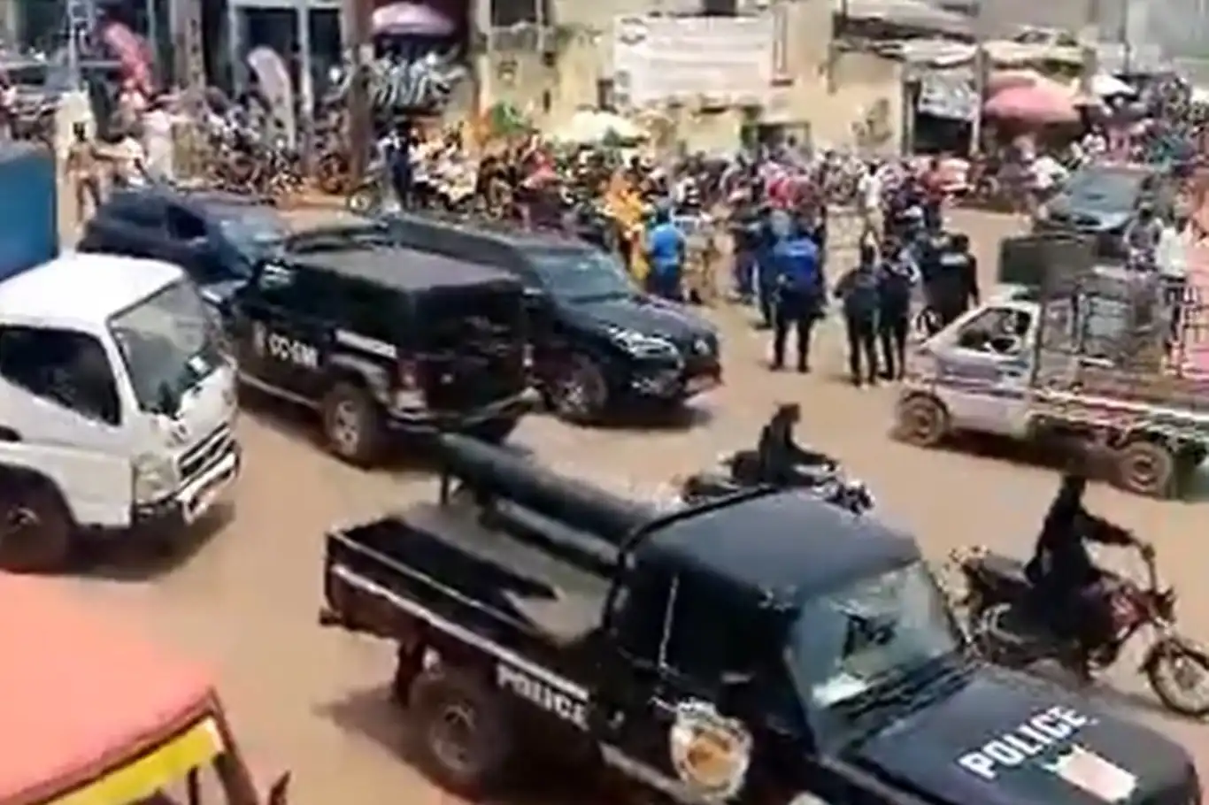Kamerun'da cumhurbaşkanlığı seçimlerinde hile yapıldığı iddiasıyla protestolar başladı Kamerun'da cumhurbaşkanlığı seçimlerinde hile yapıldığı iddiasıyla protestolar başladı