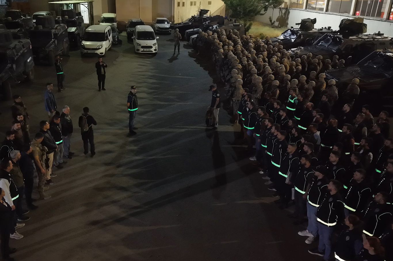 Şırnak merkezli narkotik operasyonunda 14 gözaltı Şırnak merkezli narkotik operasyonunda 14 gözaltı