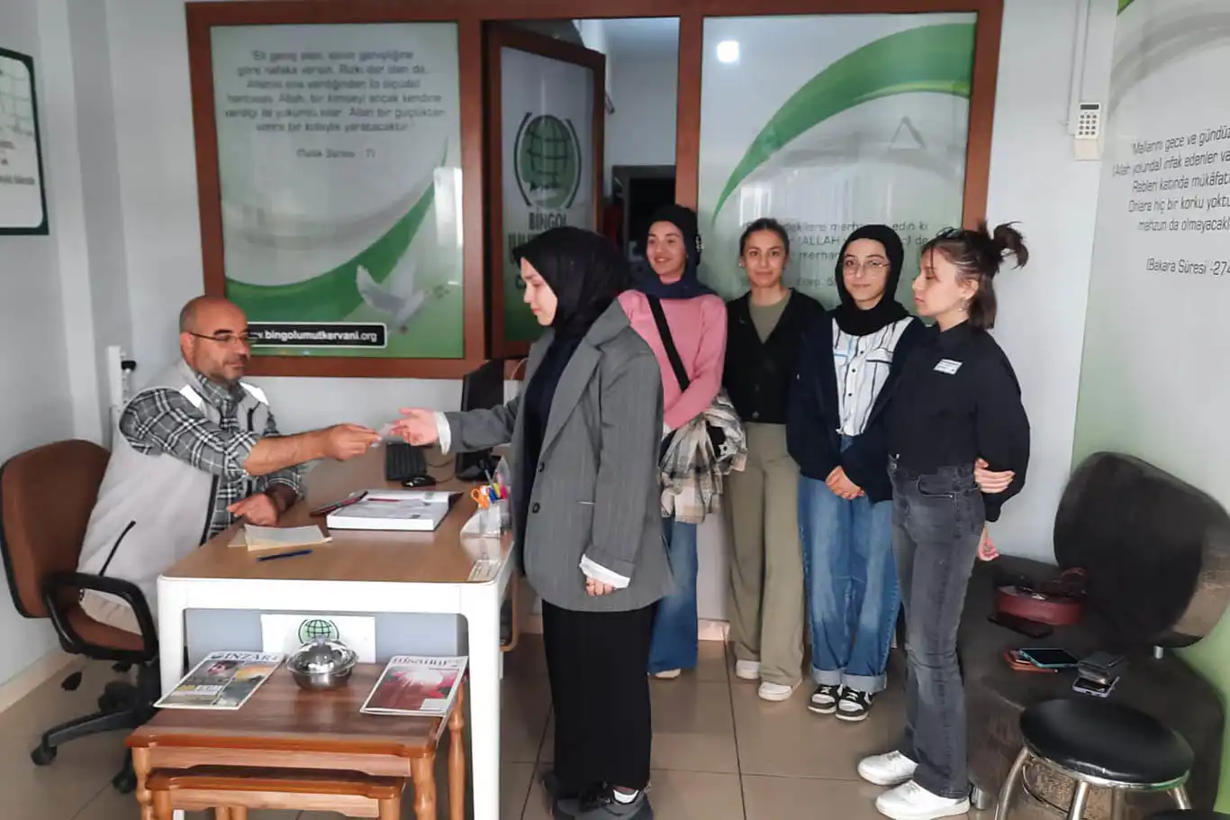 Bingöl'de liseli öğrencilerden Gazze bağışı Bingöl'de liseli öğrencilerden Gazze bağışı