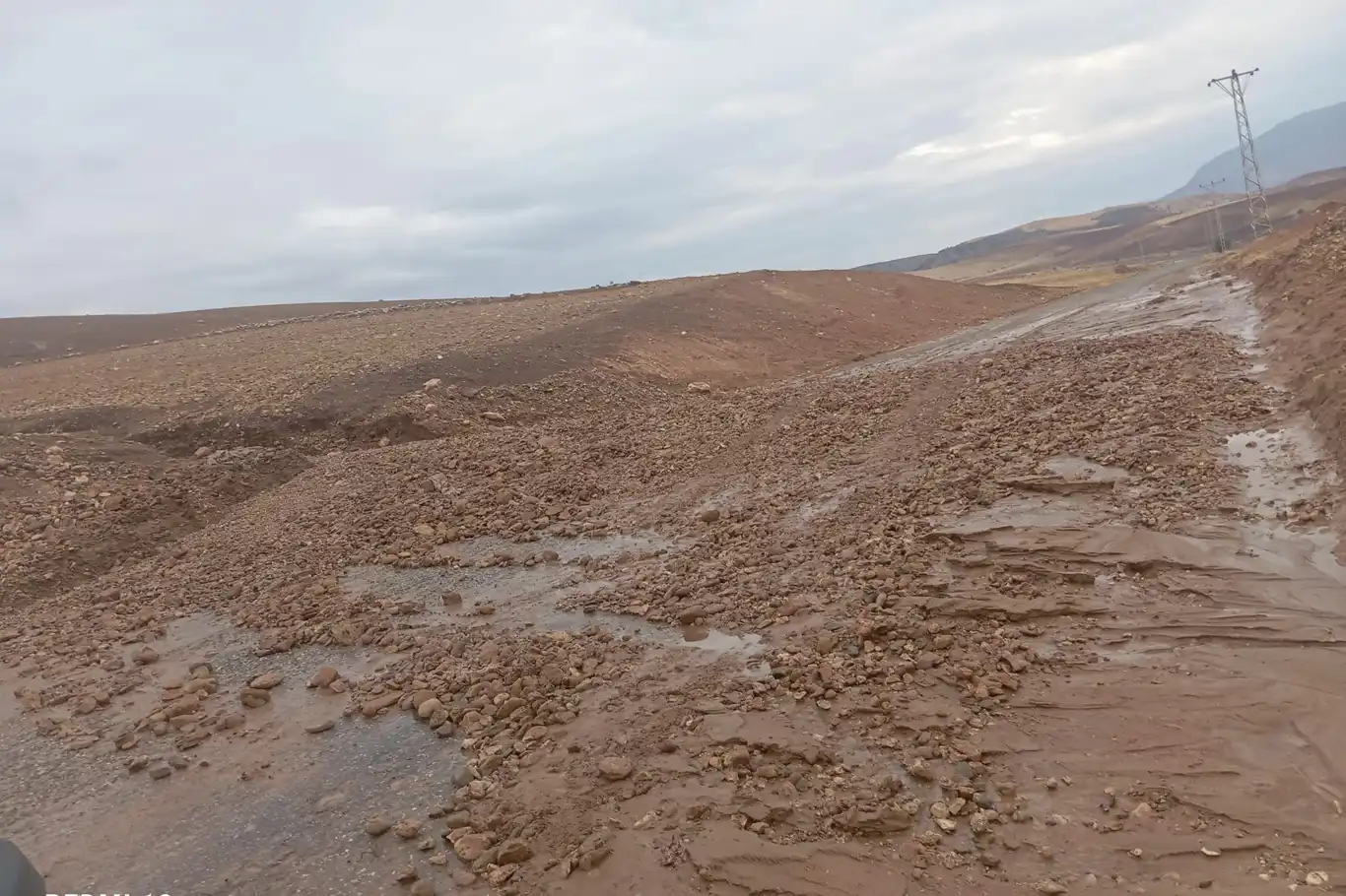  Eruh’ta heyelan sonrası kapanan yollar, ekiplerin çalışmasıyla açıldı