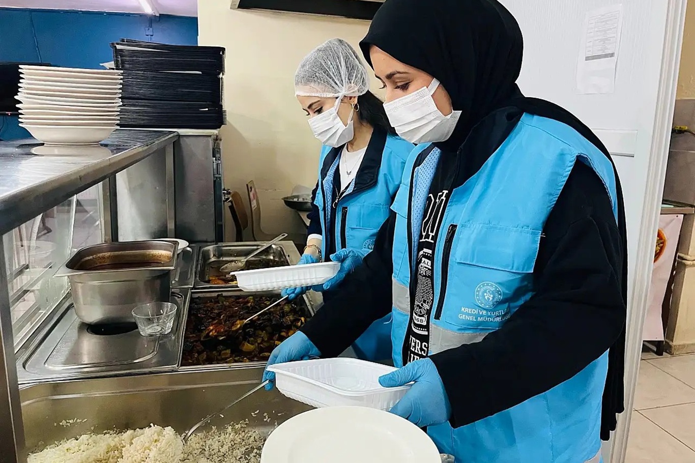 Siirt’te gençler artan yemekleri paylaşma geleneğine dönüştürdü Siirt’te gençler artan yemekleri paylaşma geleneğine dönüştürdü