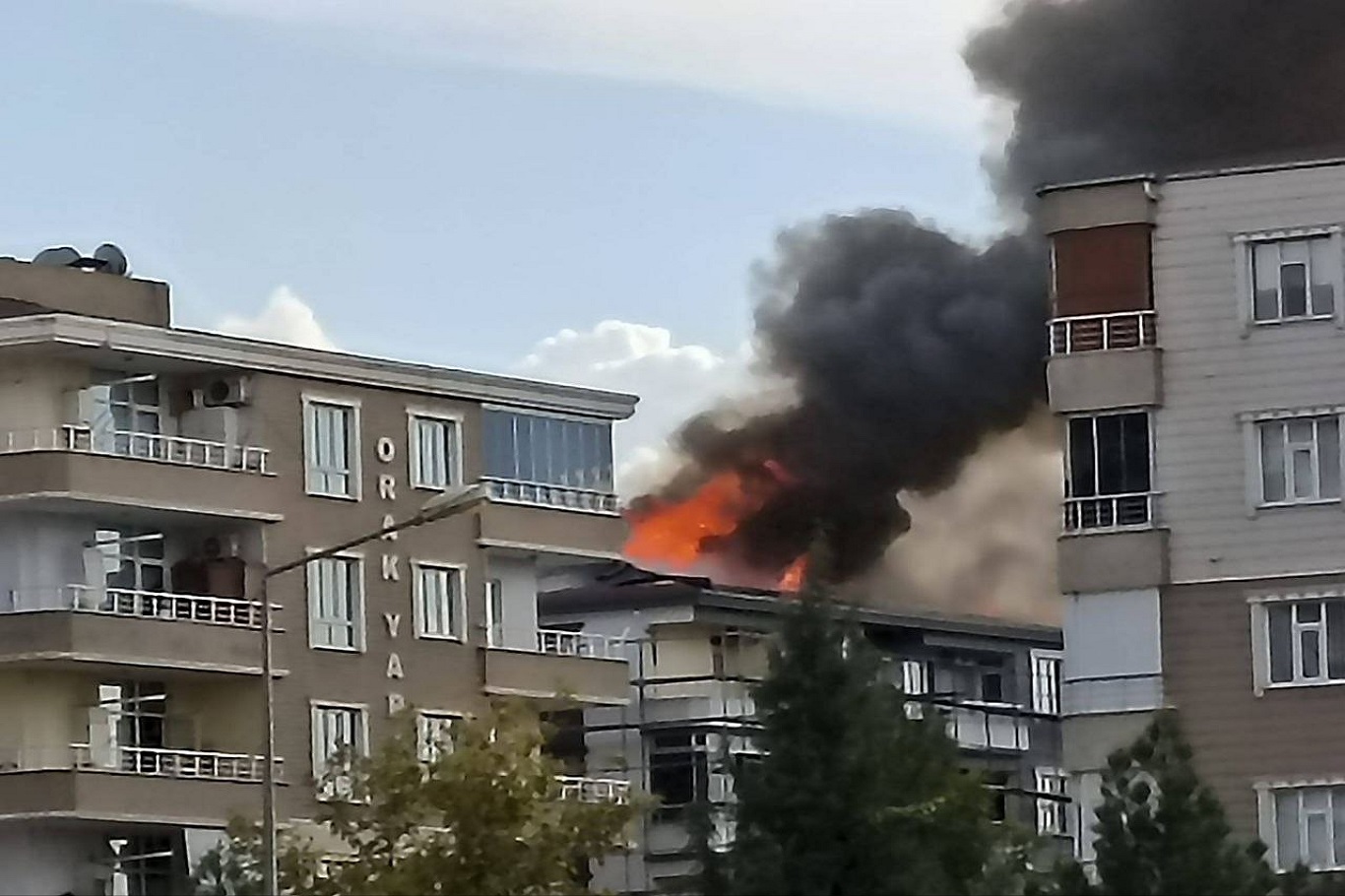 Batman’da 6 katlı binanın çatısında yangın paniği