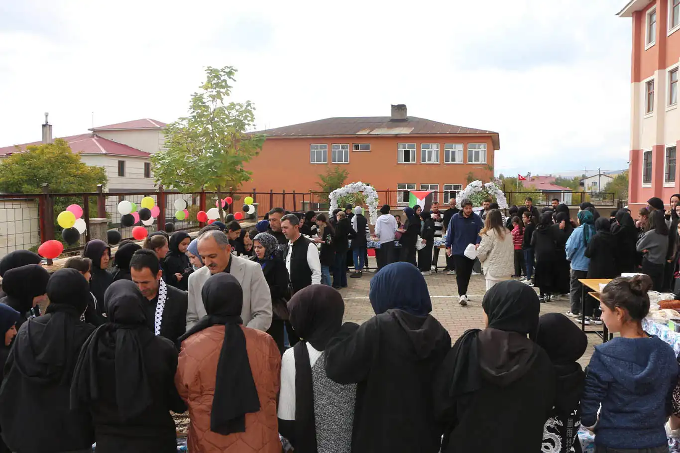 Bingöl'de Gazze yararına kermes düzenlendi Bingöl'de Gazze yararına kermes düzenlendi