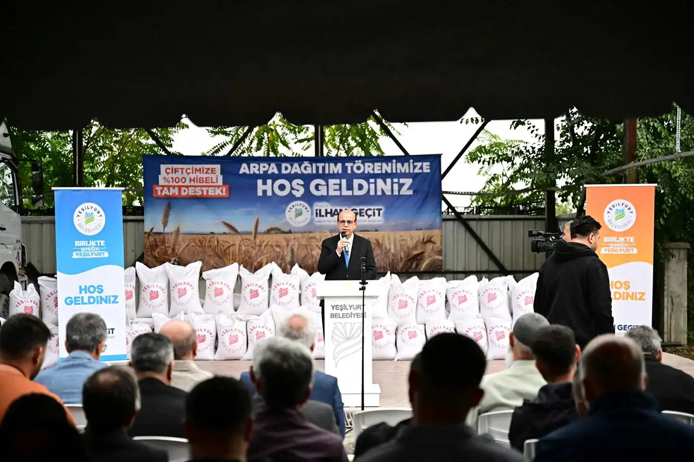Malatya'da küçükbaş hayvan yetiştiricilerine 50 ton arpa desteği Malatya'da küçükbaş hayvan yetiştiricilerine 50 ton arpa desteği