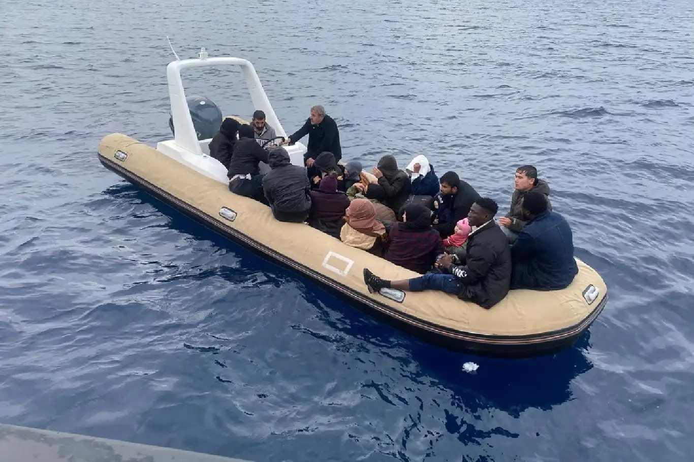 İzmir açıklarında 14 düzensiz göçmen kurtarıldı İzmir açıklarında 14 düzensiz göçmen kurtarıldı
