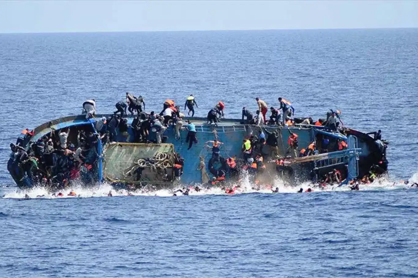 Tunus açıklarında göçmen faciası: En az 40 ölü Tunus açıklarında göçmen faciası: En az 40 ölü