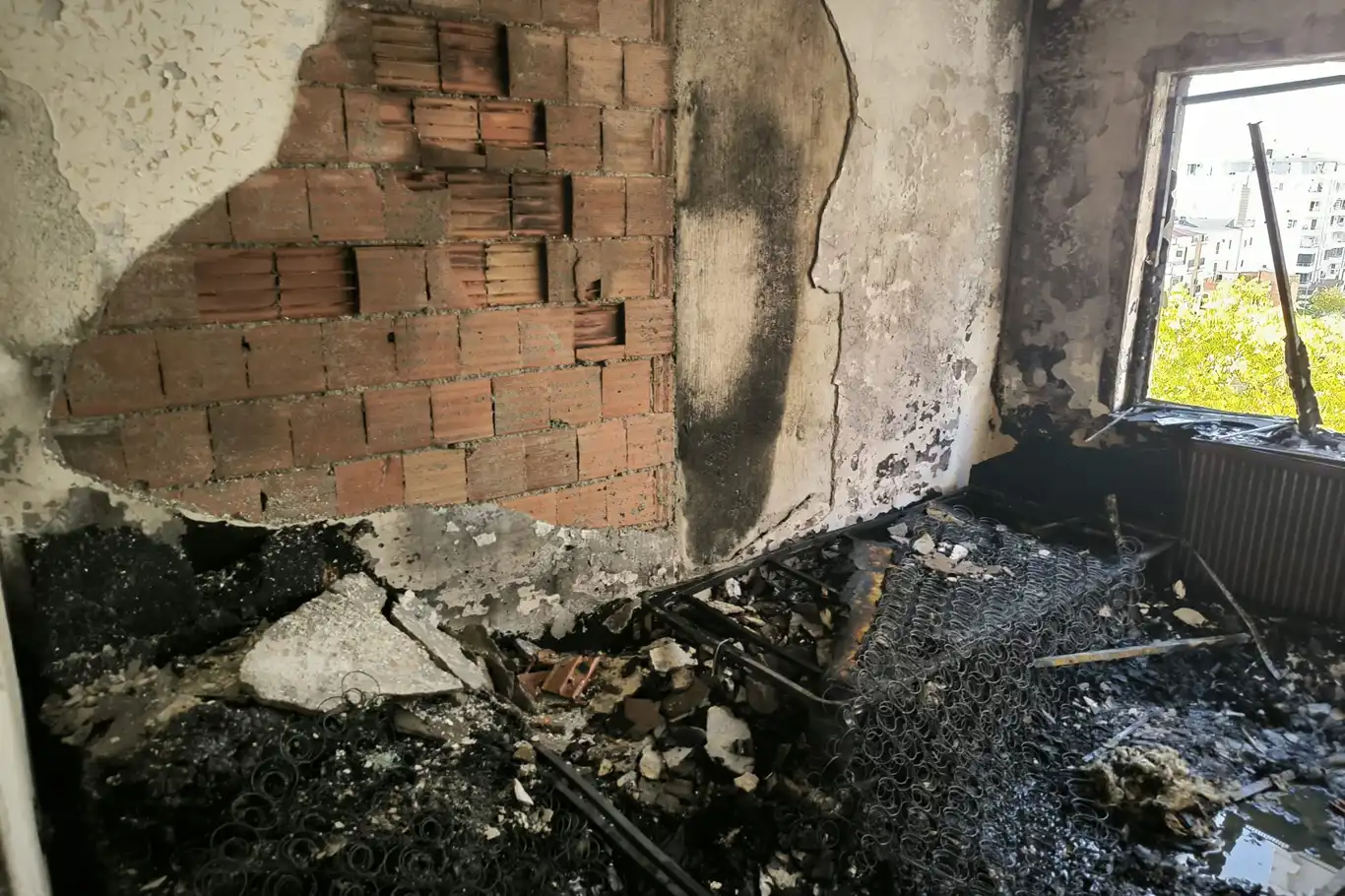 Batman’da apartman yangını: 1 İtfaiye eri ve 3 vatandaş dumandan etkilendi Batman’da apartman yangını: 1 İtfaiye eri ve 3 vatandaş dumandan etkilendi