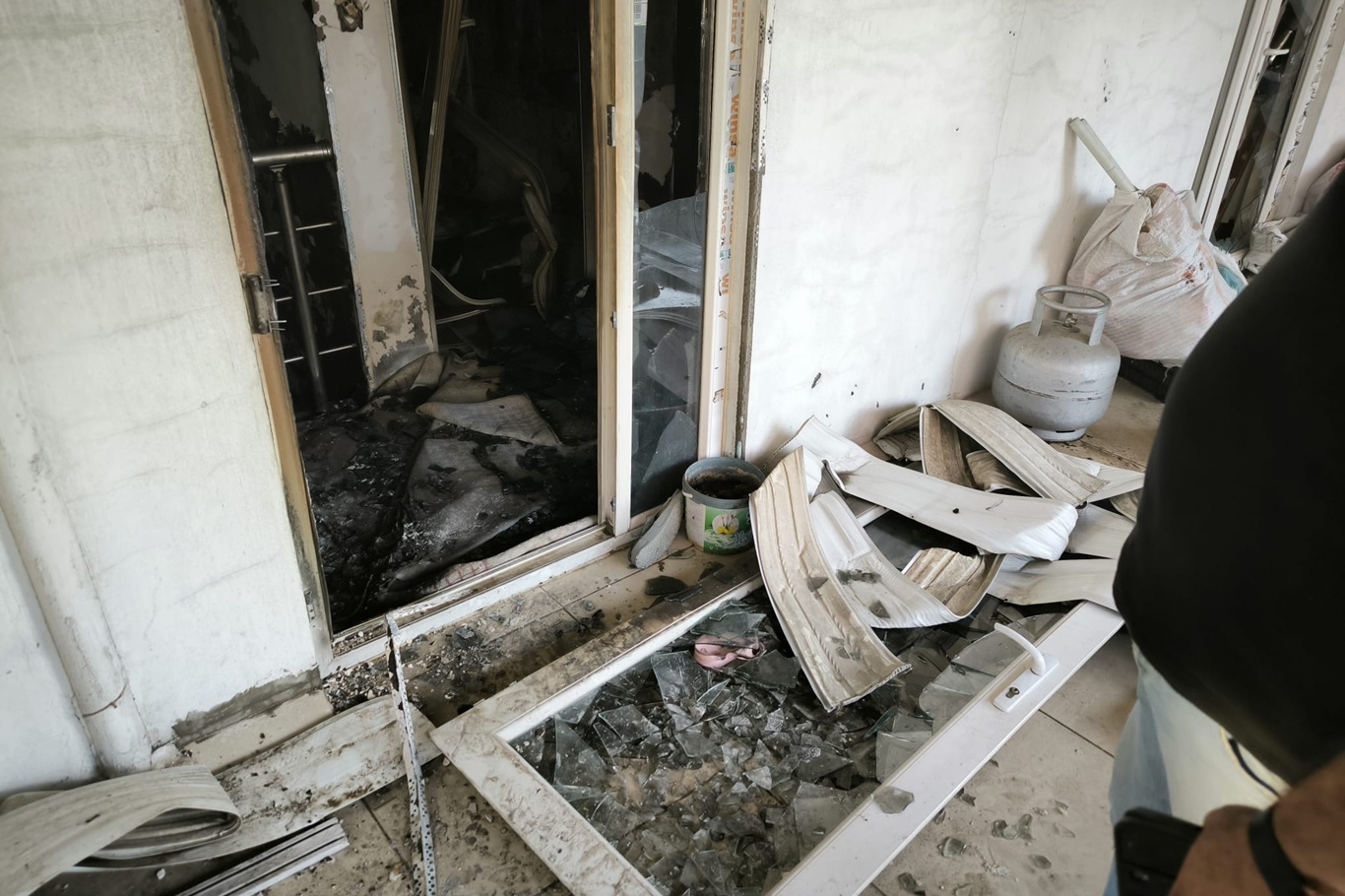 Batman’da apartman yangını: 1 İtfaiye eri ve 3 vatandaş dumandan etkilendi Batman’da apartman yangını: 1 İtfaiye eri ve 3 vatandaş dumandan etkilendi