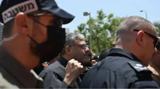 بن غفير يقتحم سجن كتسيعوت يتفاخر بحرمان الأسرى الفلسطينيين من حقوقهم ويلوّح بالإعدام 